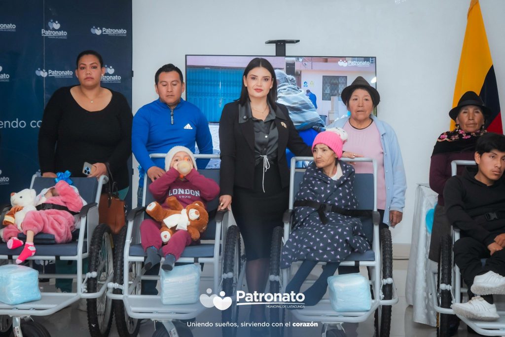 El Patronato Municipal de Latacunga y Charity Anywhere Foundation entregan 17 sillas de ruedas todo terreno a personas con discapacidad
